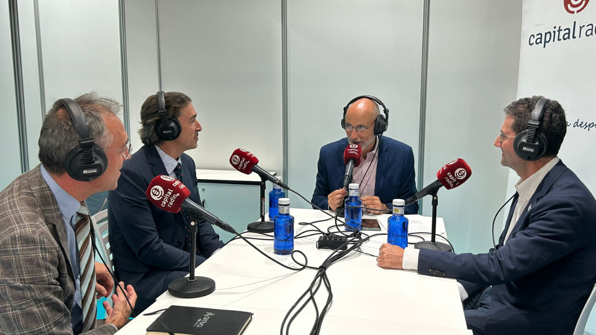 Antonio Cendrero, consejero delegado de ARRIVA; David Moneo, director del Global Mobility Call; Chimo Ortega; y Vicente Sebastián, director de Tecnología y Proyectos de ETRA. Antonio Cendrero, consejero delegado de ARRIVA; David Moneo, director del Global Mobility Call; Chimo Ortega; y Vicente Sebastián, director de Tecnología y Proyectos de ETRA.