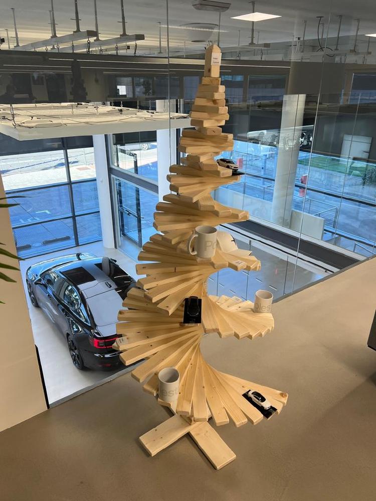 Árbol navideño en la sede de Polestar.