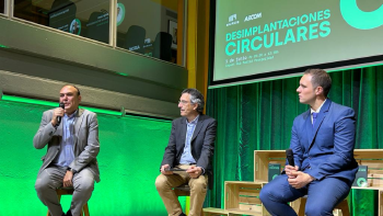 De izquierda a derecha: César Asensio, director de Sostenibilidad y Medio Ambiente en España y Portugal de AECOM; Luis Vicente Muñoz, CEO de Capital Radio; y Jorge López, director de Sostenibilidad de Surus.