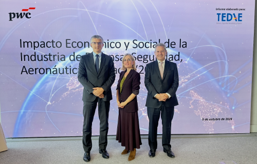 Jordi Esteve (PwC España) y Alberto Gutiérrez (presidente de TEDAE) con Laura Blanco Jordi Esteve (PwC España) y Alberto Gutiérrez (presidente de TEDAE) con Laura Blanco