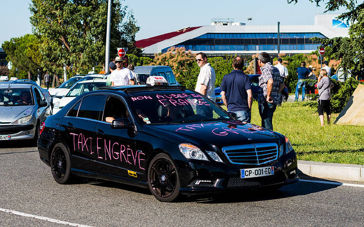 Taxis_contre_Uber,_juin_2015,_Toulouse 1 Taxis_contre_Uber,_juin_2015,_Toulouse 1