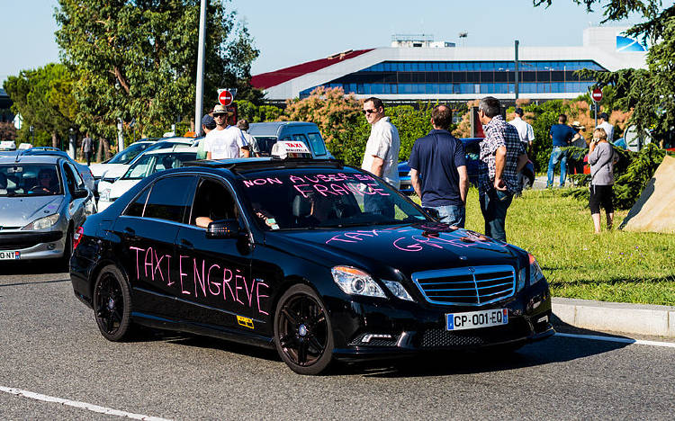 Taxis_contre_Uber,_juin_2015,_Toulouse 1