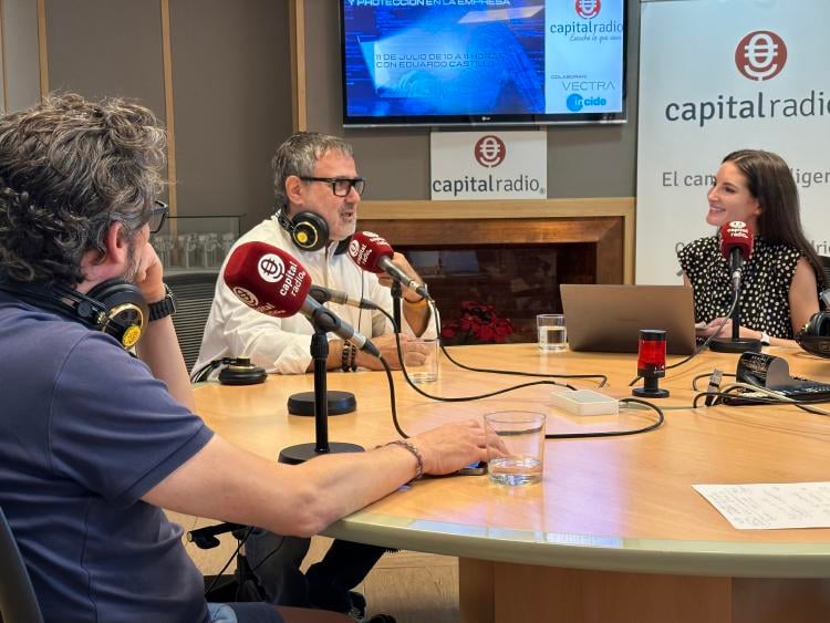 Abraham Pasamar (INCIDE), Eutimio Fernández (VECTRA) y Mónica Valle, colaboradora de Ciberafterwork