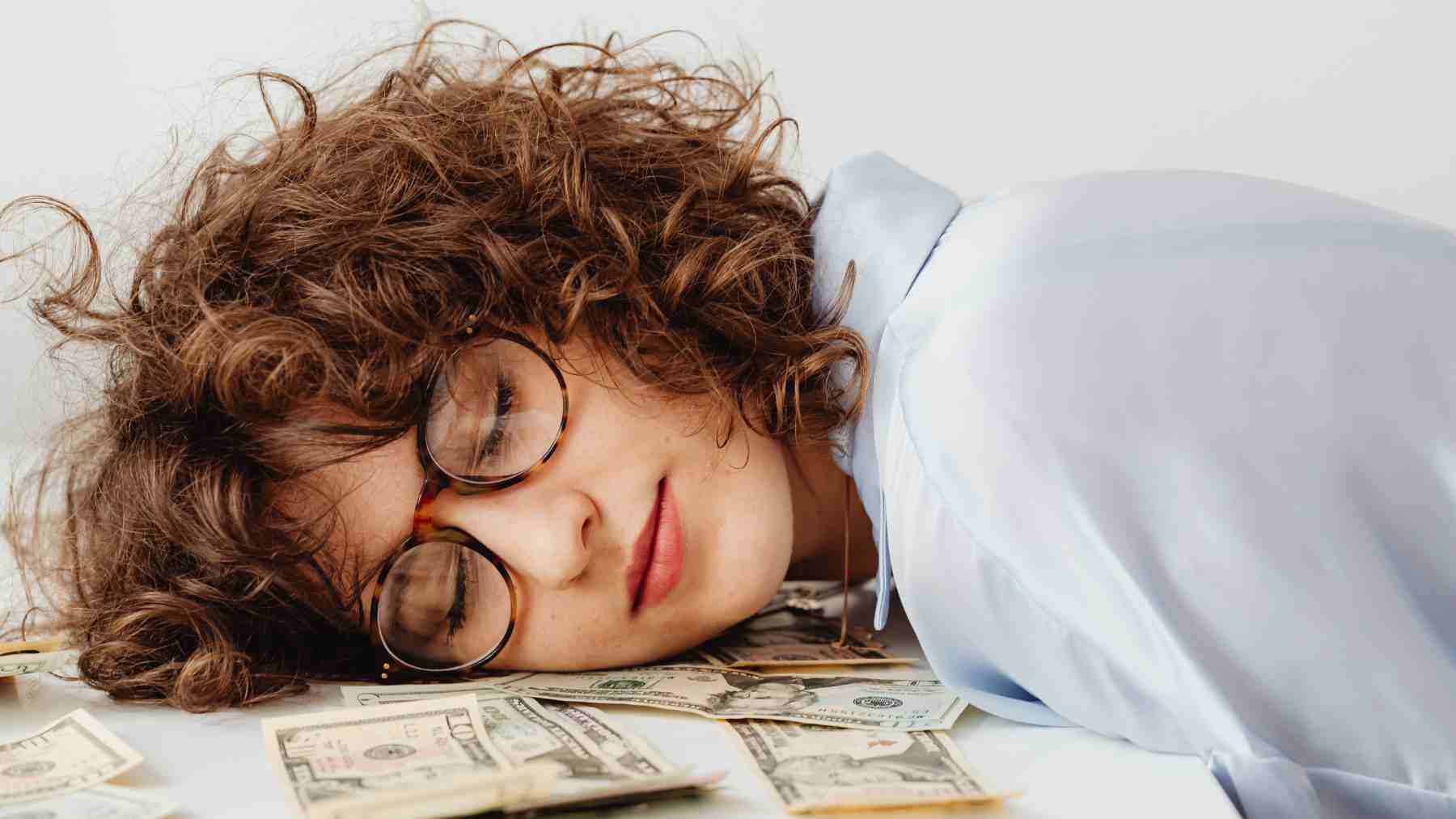 Dormir bien y buenas finanzas personales