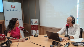  Eugenia Sillero, secretaria general de Gasnam, y Chimo Ortega en los estudios de Capital Radio.