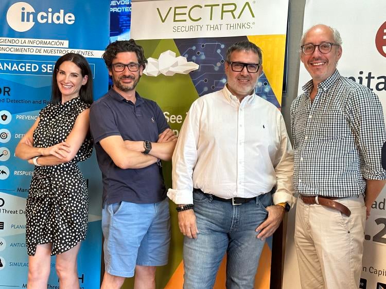 Mónica Valle, Abraham Pasamar (INCIDE), Eutimio Fernández (VECTRA) y Eduardo Castillo Mónica Valle, Abraham Pasamar (INCIDE), Eutimio Fernández (VECTRA) y Eduardo Castillo