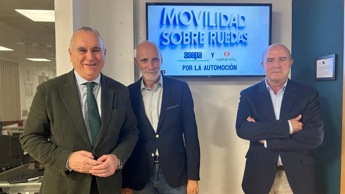 Alfonso S&aacute;nchez Vicente, director gerente y consejero delegado de la Empresa Municipal de Transportes de Madrid; Chimo Ortega, director de Movilidad sobre Ruedas en Capital Radio; y Jos&eacute; Mar&iacute;a&nbsp;L&oacute;pez, presidente de ASEPA.