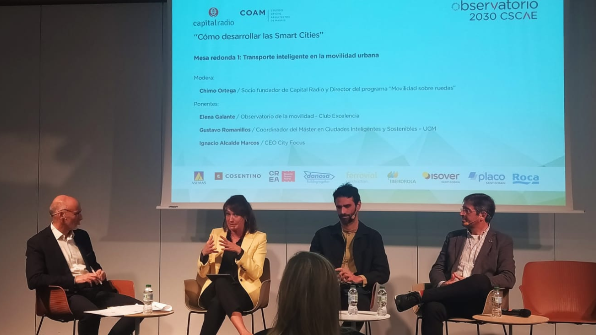 Mesa 1 Transporte inteligente en la movilidad urbana. Modera Chimo Ortega y participan Elena Galante, directora del Observatorio de la Movilidad (Club Excelencia); Gustavo Romanillos, coordinador del Máster en Ciudades Inteligentes y Sostenibles (UCM); e Ignacio Alcalde, CEO de City Focus. Mesa 1 Transporte inteligente en la movilidad urbana. Modera Chimo Ortega y participan Elena Galante, directora del Observatorio de la Movilidad (Club Excelencia); Gustavo Romanillos, coordinador del Máster en Ciudades Inteligentes y Sostenibles (UCM); e Ignacio Alcalde, CEO de City Focus.