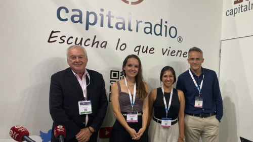 José Joaquín Flechoso junto con Cristina Cruzado, Andrea Cabrera y Diego Sánchez, del Grupo Vértice. José Joaquín Flechoso junto con Cristina Cruzado, Andrea Cabrera y Diego Sánchez, del Grupo Vértice.