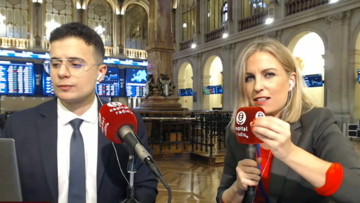 Franco Macchiavelli, analista independiente, y Laura Blanco, en el Palacio de la Bolsa de Madrid.