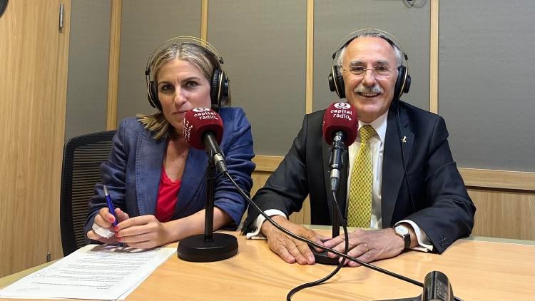 Luis Furnells, presidente ejecutivo de Grupo Oesía, con la periodista Laura Blanco Luis Furnells, presidente ejecutivo de Grupo Oesía, con la periodista Laura Blanco
