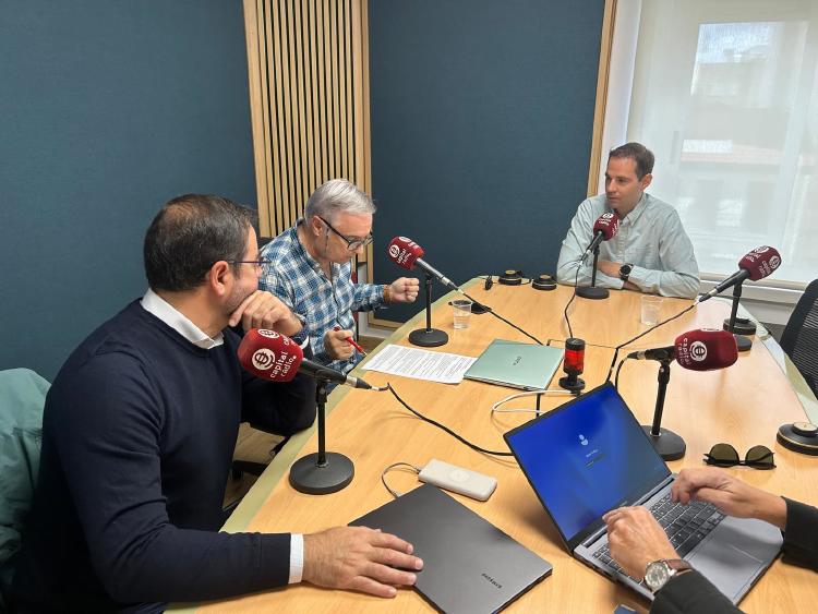 Carlos Gándara, Head of Sales B2B en Samsung Electronics Iberia; Juan Manuel Urraca, director de La Magia de la Publicidad en Capital Radio; y Francisco (Kiko) de Ángel Gimeno, EMEA Senior Partner Azure AI Architect en Microsoft. Carlos Gándara, Head of Sales B2B en Samsung Electronics Iberia; Juan Manuel Urraca, director de La Magia de la Publicidad en Capital Radio; y Francisco (Kiko) de Ángel Gimeno, EMEA Senior Partner Azure AI Architect en Microsoft.