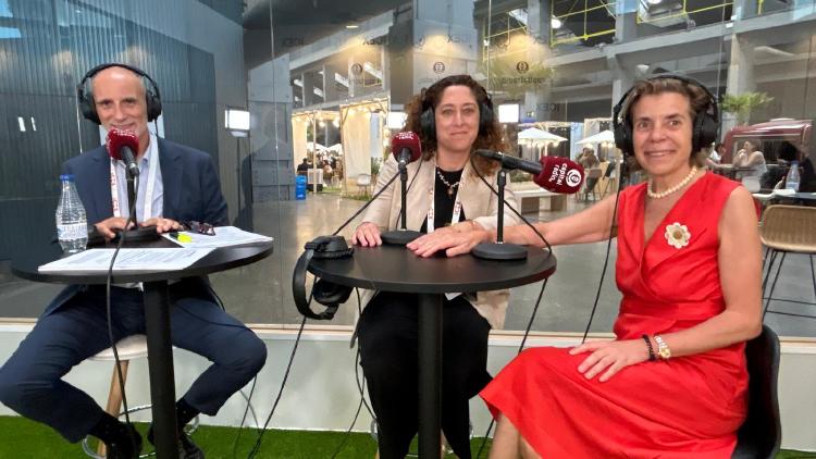 María Parías, UK & America Export Manager de Castillo de Canena; y María Naranjo, directora de Industrias Agroalimentarias de ICEX. María Parías, UK & America Export Manager de Castillo de Canena; y María Naranjo, directora de Industrias Agroalimentarias de ICEX.