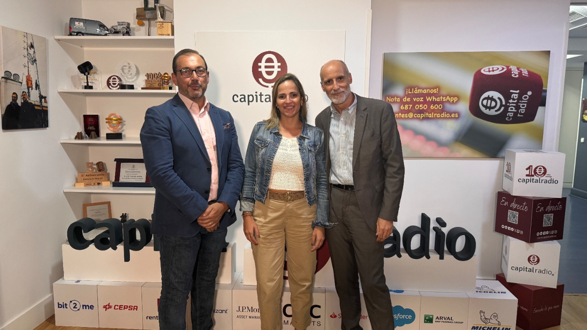 Ignacio Lijarcio, director de Proyectos e Investigaciones de FESVIAL, la Fundación para la Seguridad Vial; y Ana Martín Ruiz Moyano, responsable de Marketing y Ventas en el Canal Retail de Lumileds. Ignacio Lijarcio, director de Proyectos e Investigaciones de FESVIAL, la Fundación para la Seguridad Vial; y Ana Martín Ruiz Moyano, responsable de Marketing y Ventas en el Canal Retail de Lumileds.