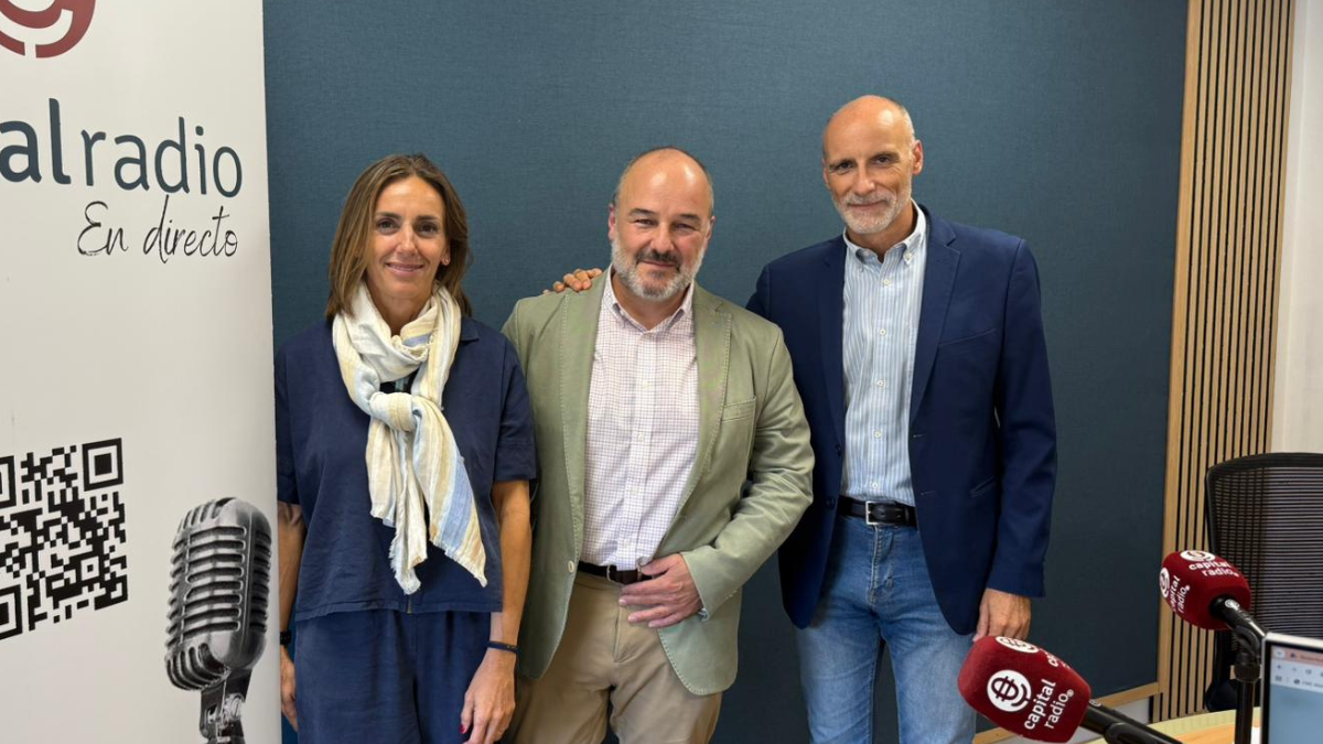 Isabel López Rivadulla, directora de Comunicación de Signus Ecovalor; Santiago Molina, director del Instituto Superior del Medioambiente; y Chimo Ortega, director de Movilidad sobre Ruedas en Capital Radio.