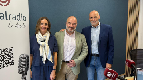 Isabel López Rivadulla, directora de Comunicación de Signus Ecovalor; Santiago Molina, director del Instituto Superior del Medioambiente; y Chimo Ortega, director de Movilidad sobre Ruedas en Capital Radio. Isabel López Rivadulla, directora de Comunicación de Signus Ecovalor; Santiago Molina, director del Instituto Superior del Medioambiente; y Chimo Ortega, director de Movilidad sobre Ruedas en Capital Radio.