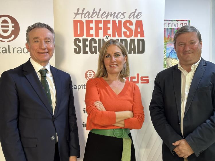 Sergio Sánchez Benítez, director de Relaciones Institucionales de Indra y Rafael Moreno, coordinador de comunicación de Defensa de Tedae y Dircom de Santa Bárbara Sistemas