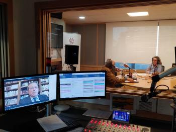 Federico Mayor Zaragoza, José Joaquín Flechoso (CIbercotizante) y Rocío Arviza en los estudios de Capital Radio