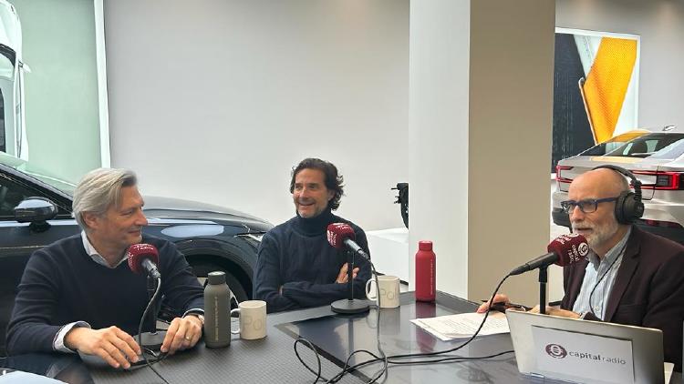 Stéphane Le Guevel, director general de Polestar España y Portugal; Javier Goyeneche, fundador y CEO de Ecoalf; y Chimo Ortega, responsable de Motor en Capital Radio.