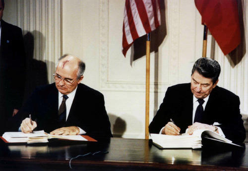 Mijaíl Gorbachov y Ronald Reagan  en 1987