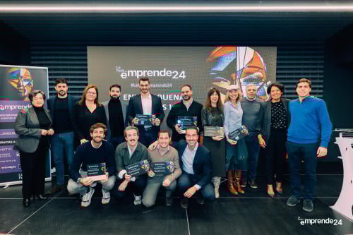 Foto familia finalistas y jurado Foto familia finalistas y jurado