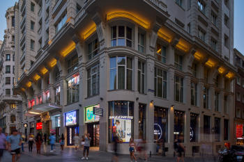 Skechers amplia su presencia en España con la apertura de una flagship store en la Gran Vía de Madrid   Una Periodista en Zapatillas