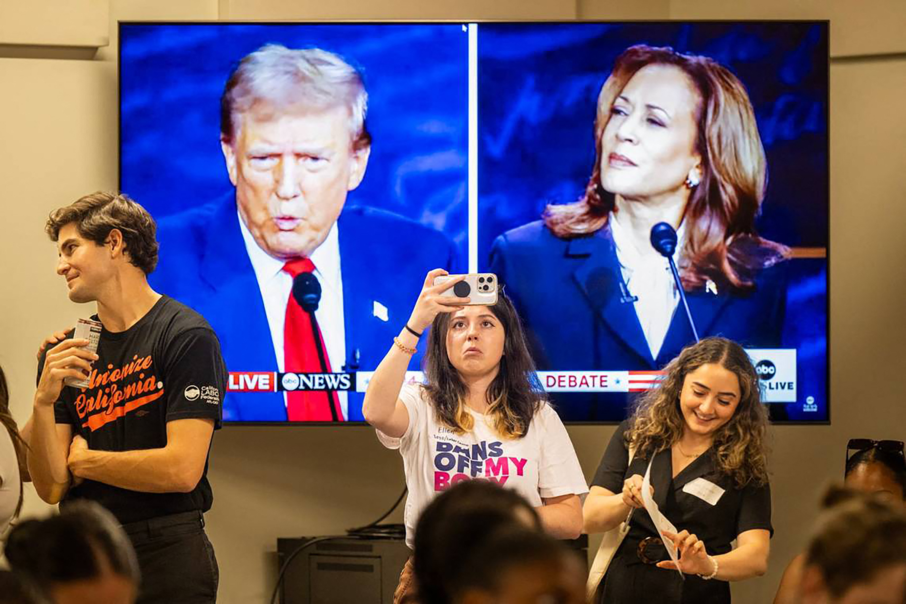 Donald Trump y Kamala Harris durante el debate electoral de septiembre de 2024