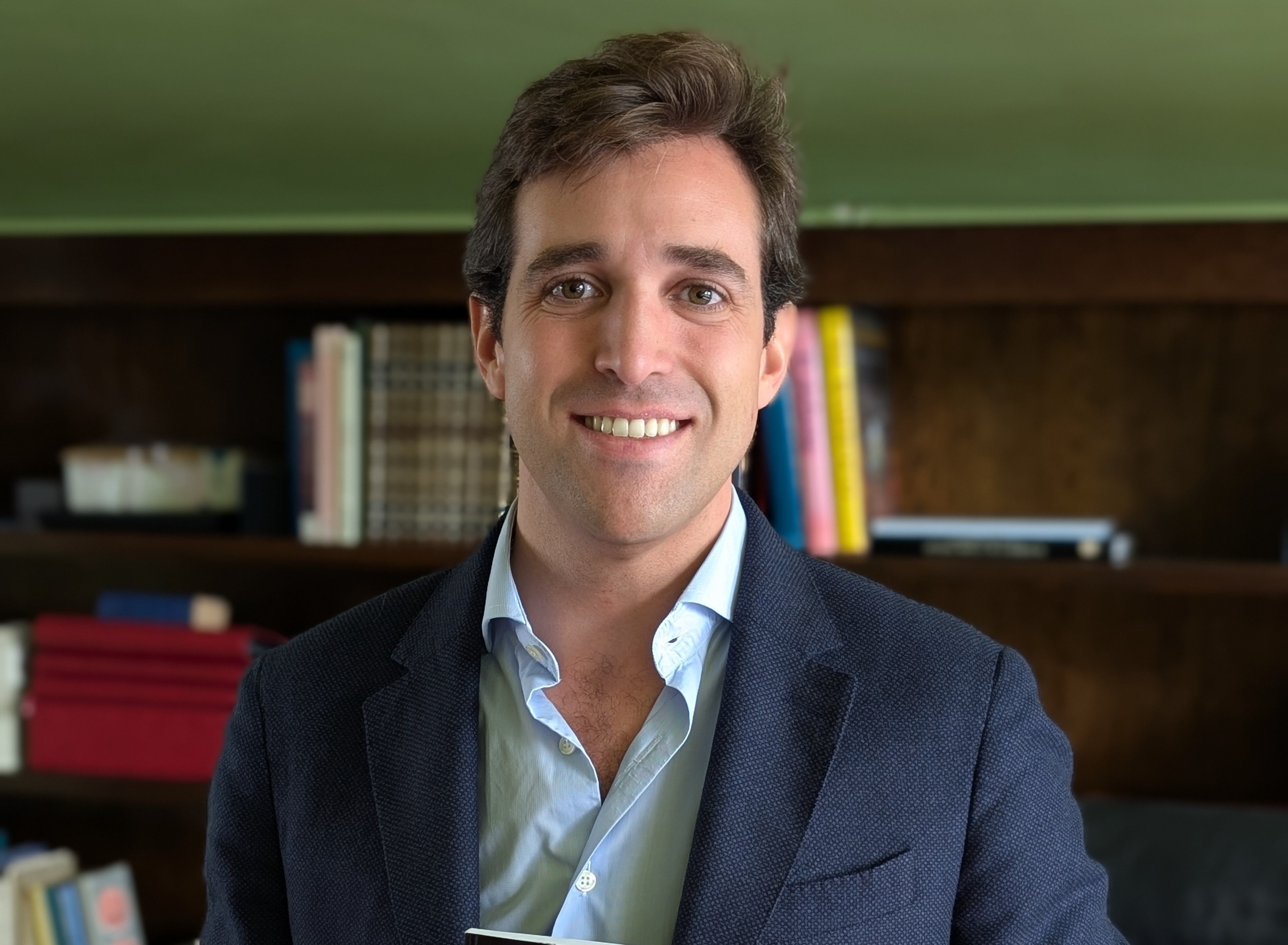 Jorge Schnura con libro2