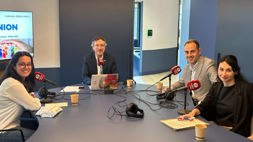 Carolina González, responsable del Área Social y Unidades de Apoyo de ILUNION FACILITY SERVICES; Luis Vicente Muñoz, CEO de Capital Radio; Cristian Gistain, coordinador nacional de Unidades de Apoyo de ILUNION; y Tahitiana Rodríguez, coordinadora nacional de Unidades de Apoyo de la División de Retail y Comercialización de ILUNION. Carolina González, responsable del Área Social y Unidades de Apoyo de ILUNION FACILITY SERVICES; Luis Vicente Muñoz, CEO de Capital Radio; Cristian Gistain, coordinador nacional de Unidades de Apoyo de ILUNION; y Tahitiana Rodríguez, coordinadora nacional de Unidades de Apoyo de la División de Retail y Comercialización de ILUNION.