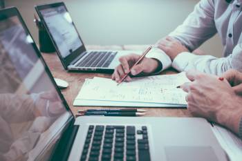 Empresas - Photo by Scott Graham on Unsplash Empresas - Photo by Scott Graham on Unsplash