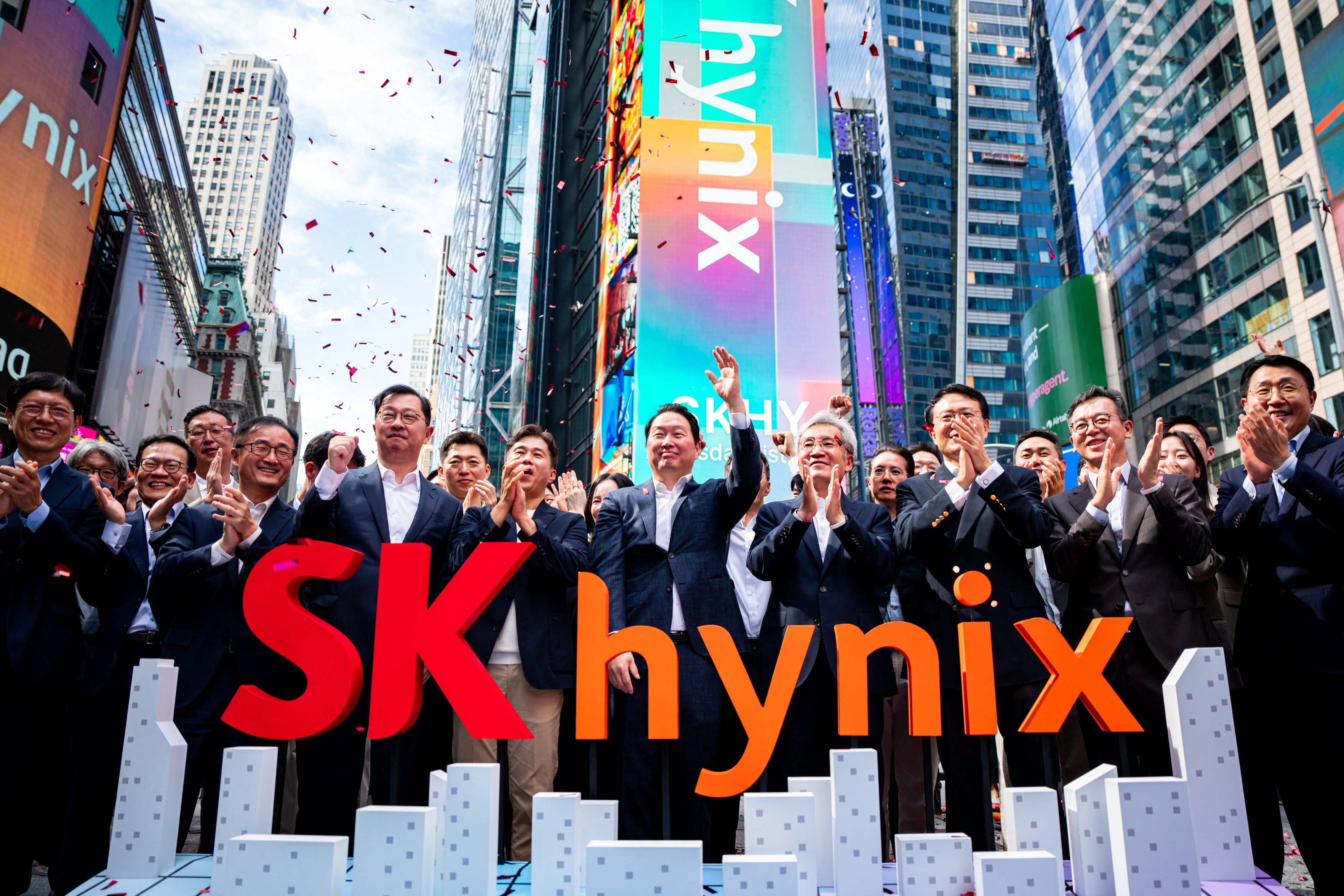 2026 07 10T143130Z_1021015611_RC21BMAZY78X_RTRMADP_3_SK HYNIX LISTING