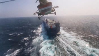 Un helicóptero militar hutí sobrevuela el buque de carga Galaxy Leader en el Mar Rojo