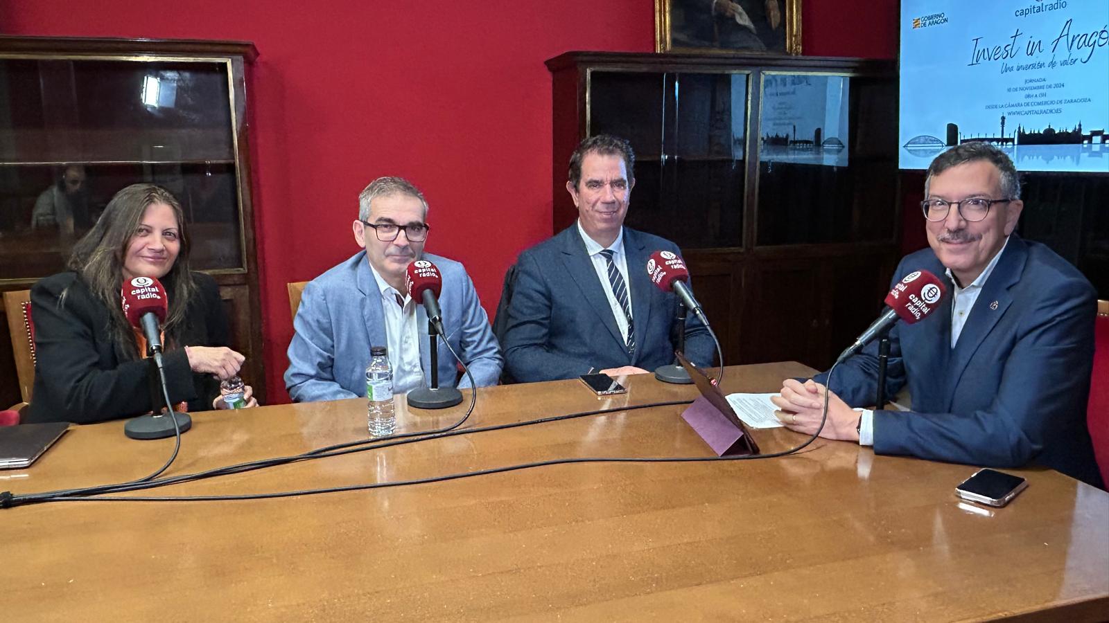 De izquierda a derecha, Chabela Buatas, Roberto Garzo y Alejandro Ibrahim con Luis Vicente Muñoz