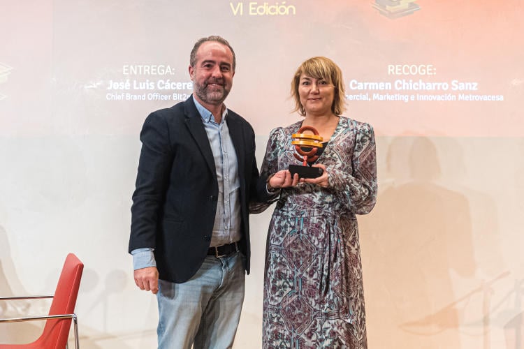 Carmen Chicharro, de Metrovacesa, recibe el Premio a la Excelencia en la Adopción y Utilidad Crypto de mano de José Luis Cáceres, CBO de Bit2me