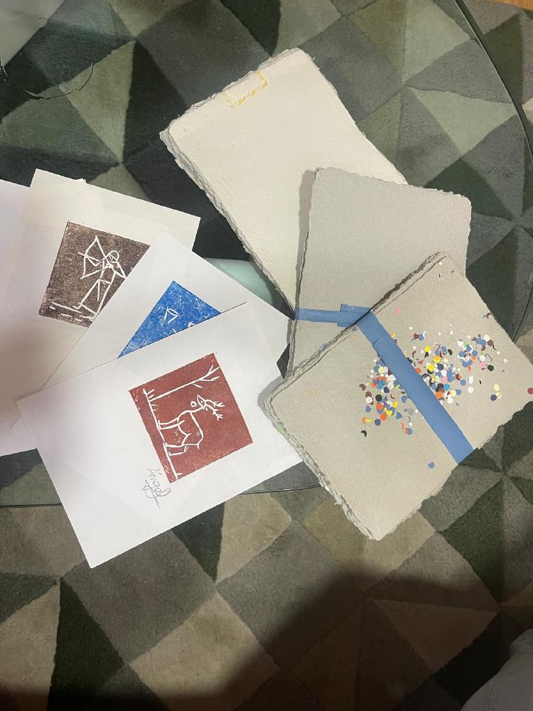 Algunos de los trabajos que han realizado los miembros de APAMA con papel reciclado. Algunos de los trabajos que han realizado los miembros de APAMA con papel reciclado.