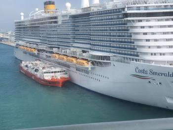 Abastecimiento de GNL (bunkering) a  un barco de Costa Esmeralda Abastecimiento de GNL (bunkering) a  un barco de Costa Esmeralda
