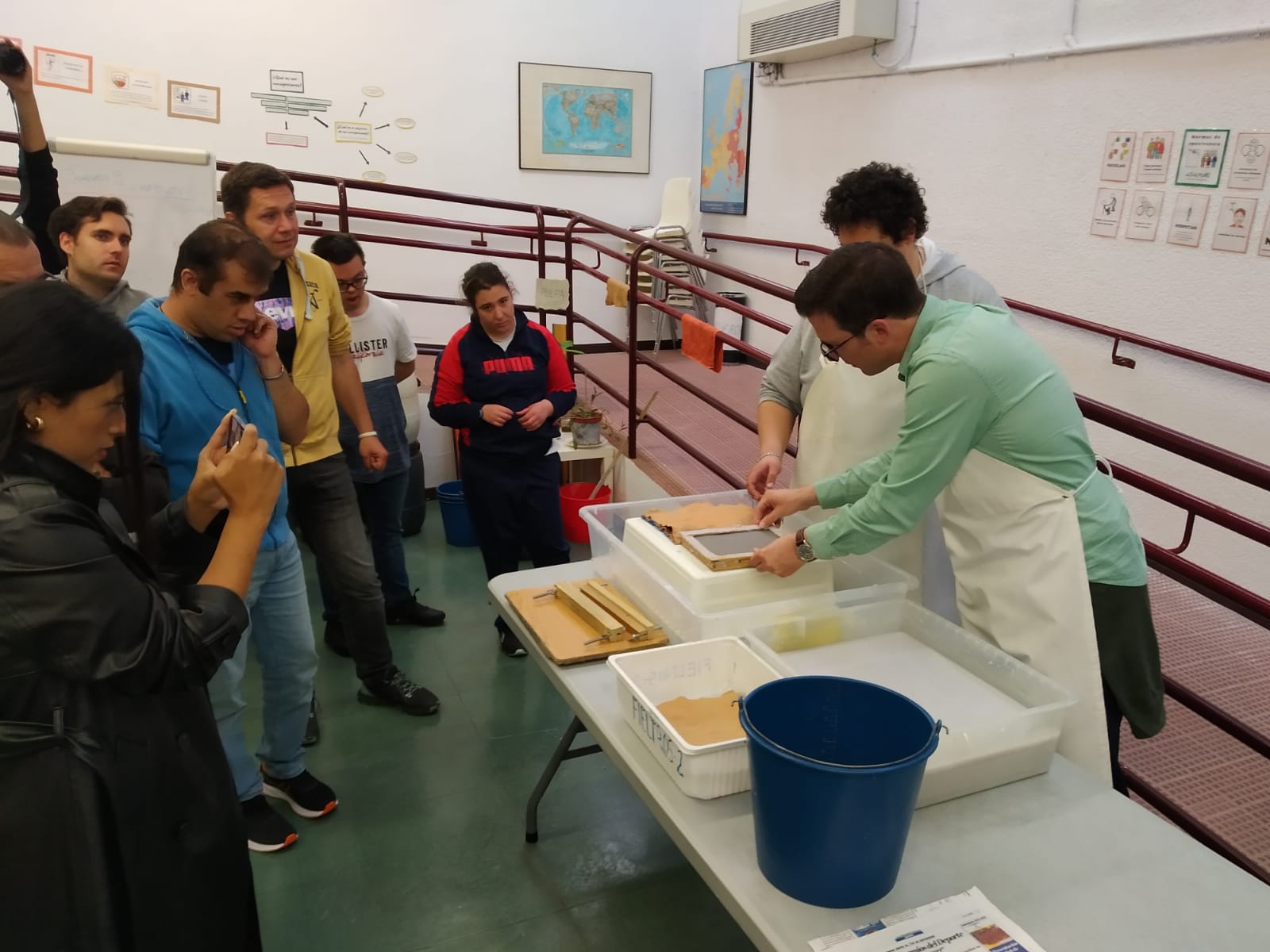 Talleres con papel reciclado que realizan en APAMA con personas con discapacidad.