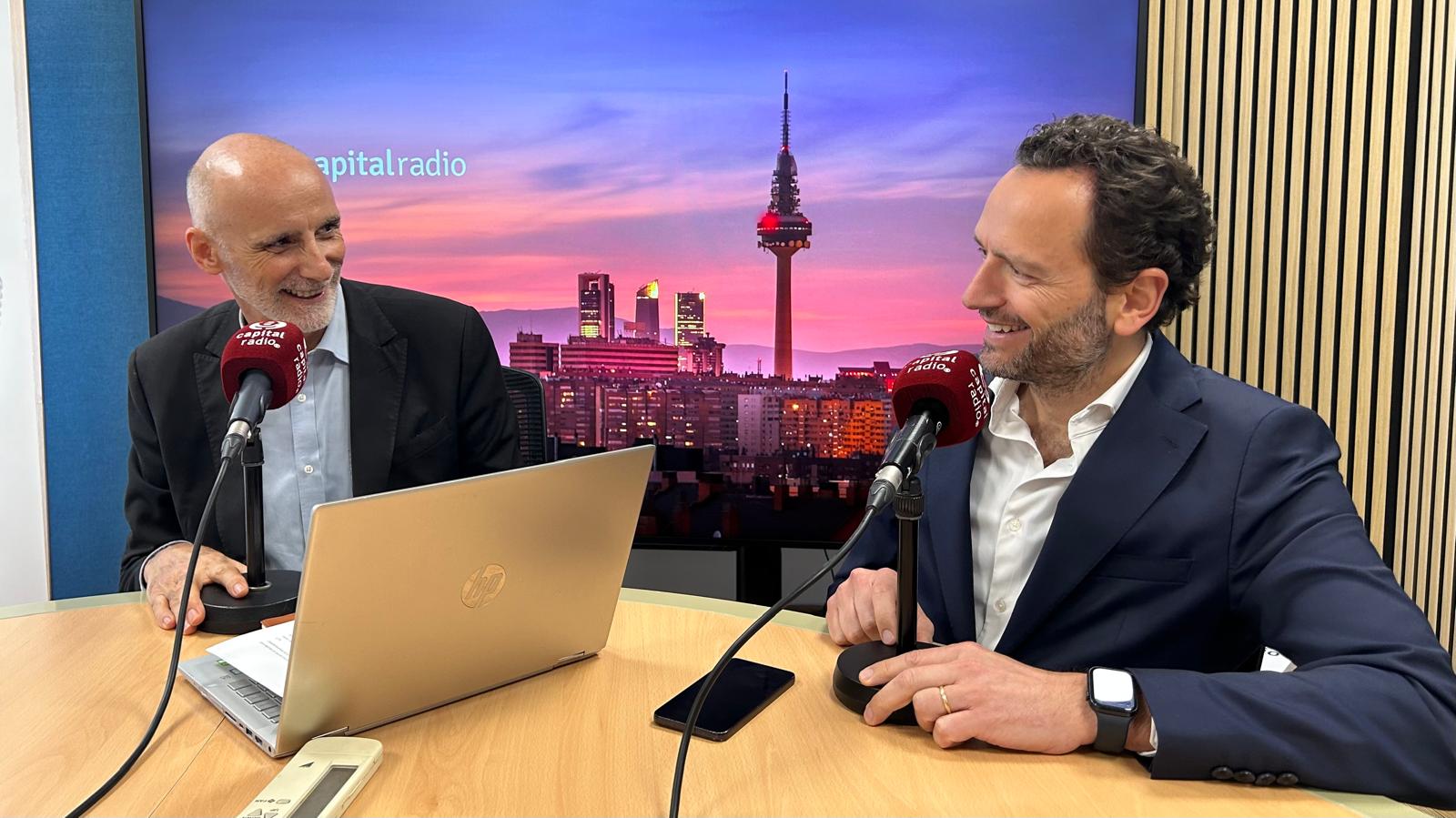 Chimo Ortega, director de Movilidad sobre Ruedas en Capital Radio; y Francesco Colonnese, vicepresidente de Omoda &amp; Jaecoo en Espa&ntilde;a.