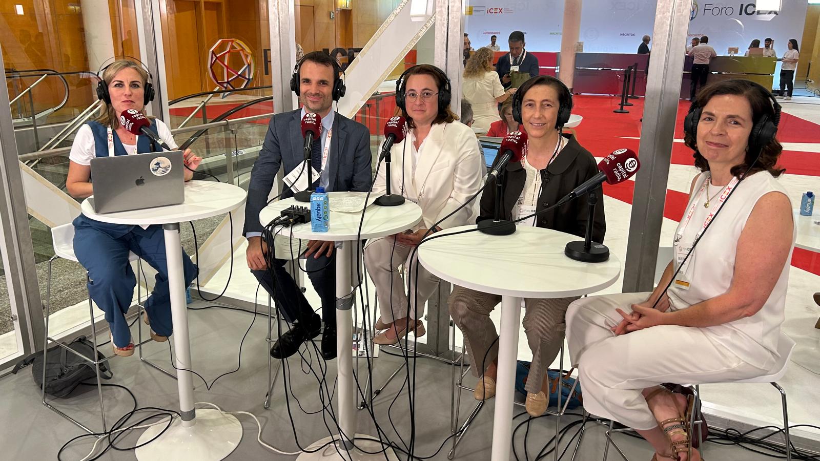 Miguel Tiana, director general de Cofides; Vanesa Álvarez, directora de Inteligencia de Mercados de ICEX; Alicia Varela, directora general de Comercio e Inversiones del Ministerio de Economía, Comercio y Empresa; y Beatriz Reguero, directora de Área Cuenta del Estado CESCE.