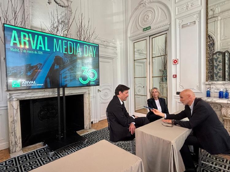 Miguel Cabaça, director general de Arval España; Arantxa Hernando, directora global de Operaciones de Arval España; y Chimo Ortega, director de Movilidad sobre Ruedas en Capital Radio. Miguel Cabaça, director general de Arval España; Arantxa Hernando, directora global de Operaciones de Arval España; y Chimo Ortega, director de Movilidad sobre Ruedas en Capital Radio.