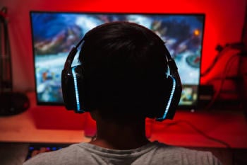 joven jugando a videojuegos joven jugando a videojuegos