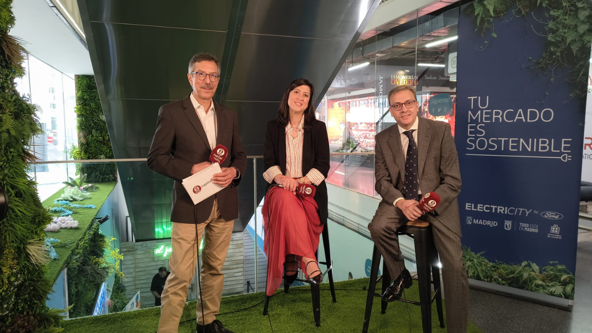 Luis Vicente Mu&ntilde;oz, CEO de Capital Radio; Marta Henr&iacute;quez, directora Ford PRO Espa&ntilde;a y Portugal; y Carlos Carrasco, gerente del Mercado Barcel&oacute; en Madrid.