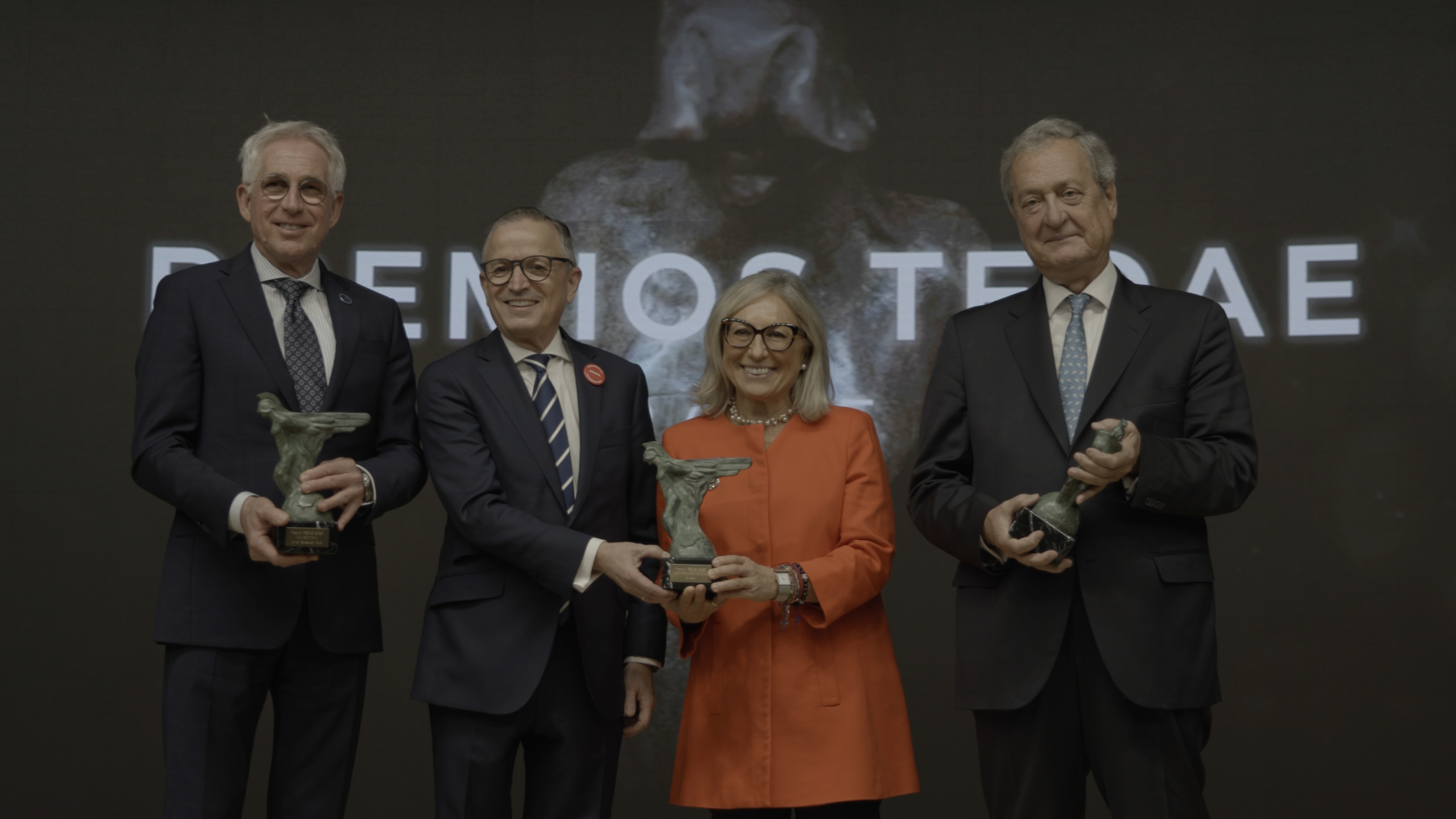 Premios TEDAE 2025. De izquierda a derecha, Javier Benedicto (Trayectoria), César Ramos (TEDAE), Virginia Ródenas de Envera (Compromiso Social) y Eduardo Chamorro (Excelencia Profesional)