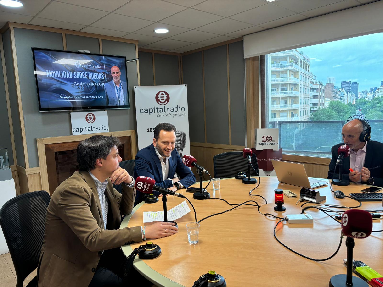 José María Moreno, Business Development Manager Automotive en Allianz Partners España; y Francesco Colonnese, director de Omoda Motors en España; con Chimo Ortega. José María Moreno, Business Development Manager Automotive en Allianz Partners España; y Francesco Colonnese, director de Omoda Motors en España; con Chimo Ortega.