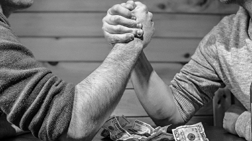 arm wrestling 567950_1280 arm wrestling 567950_1280