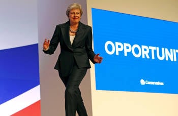 Theresa May bailando Abba
