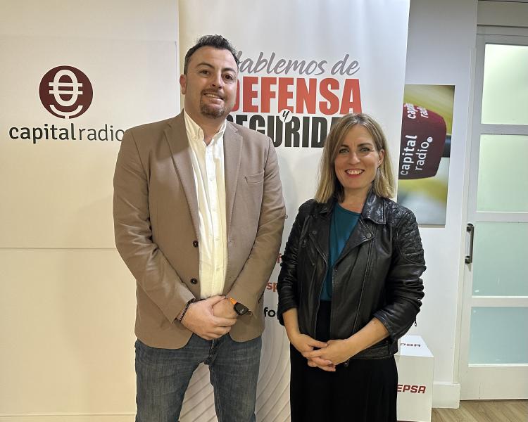 David Roca, responsable del proyecto del Gemelo Digital de la Planta de la Ría de Ferrol, de Navantia, con Laura Blanco