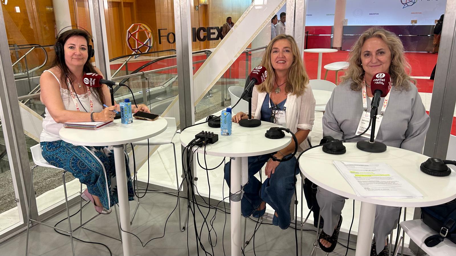 Teresa Silla, consejera de Jeanología; y María Oria, directora de la Fundación Ecodes en un debate moderado con Meli Torres.