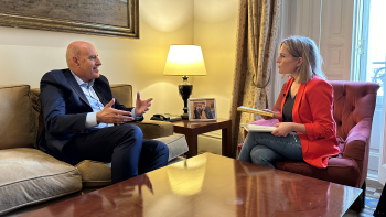 El sociólogo Mauro Guillén durante la entrevista con Laura Blanco