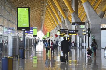 Interior_de_la_terminal_T4_del_Aeropuerto_Adolfo_Suárez_Madrid Barajas. Interior_de_la_terminal_T4_del_Aeropuerto_Adolfo_Suárez_Madrid Barajas.